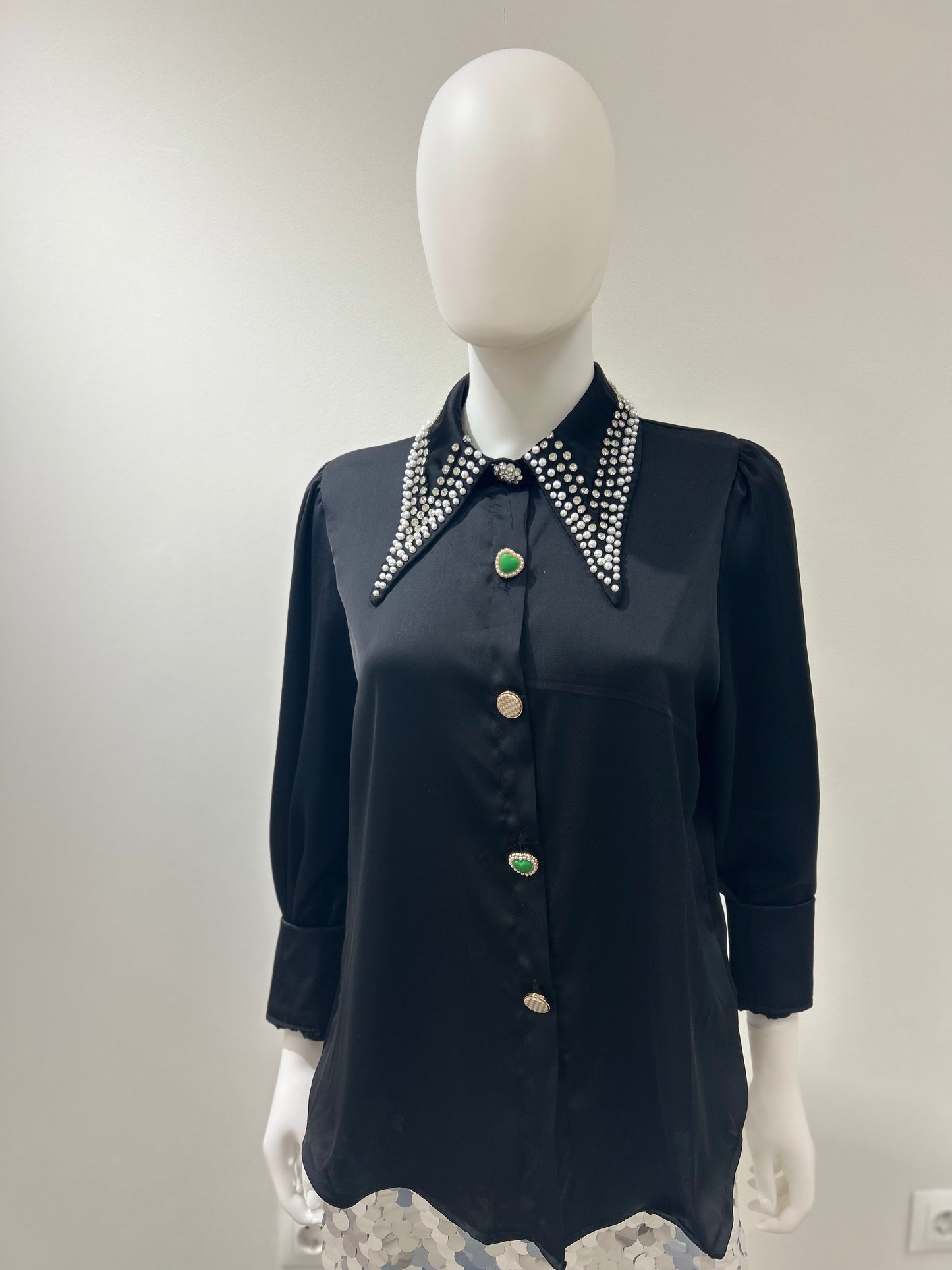 BLUSA NEGRA SATINADA JOYA