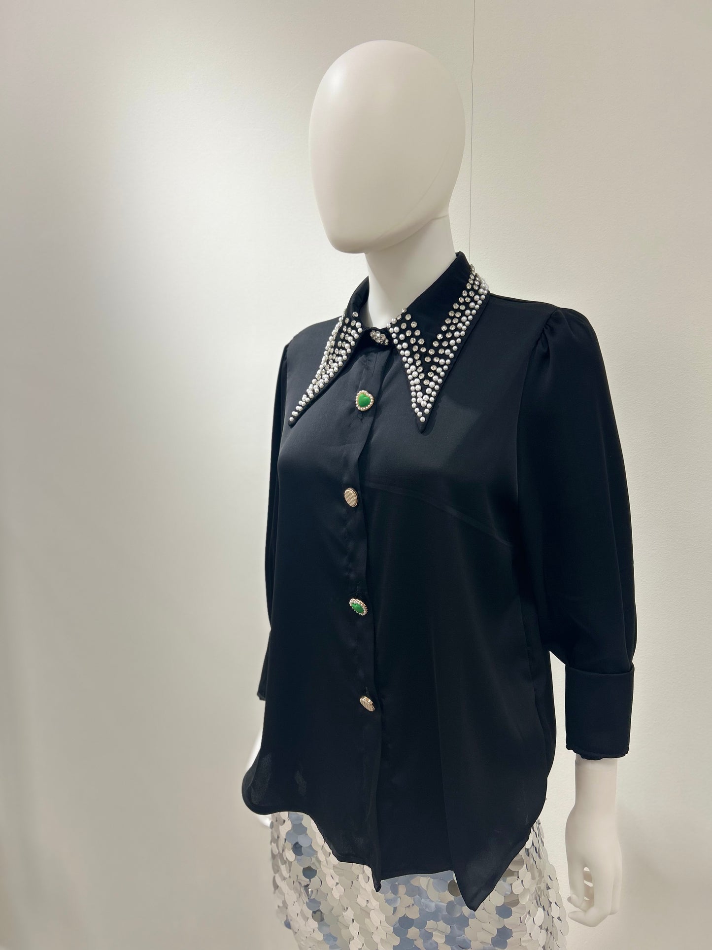 BLUSA NEGRA SATINADA JOYA
