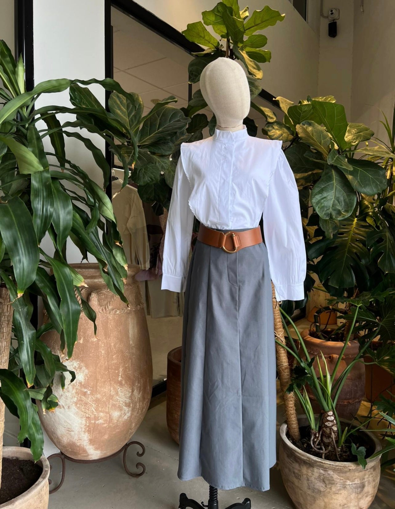CAMISA CORTES GRISÁCEA