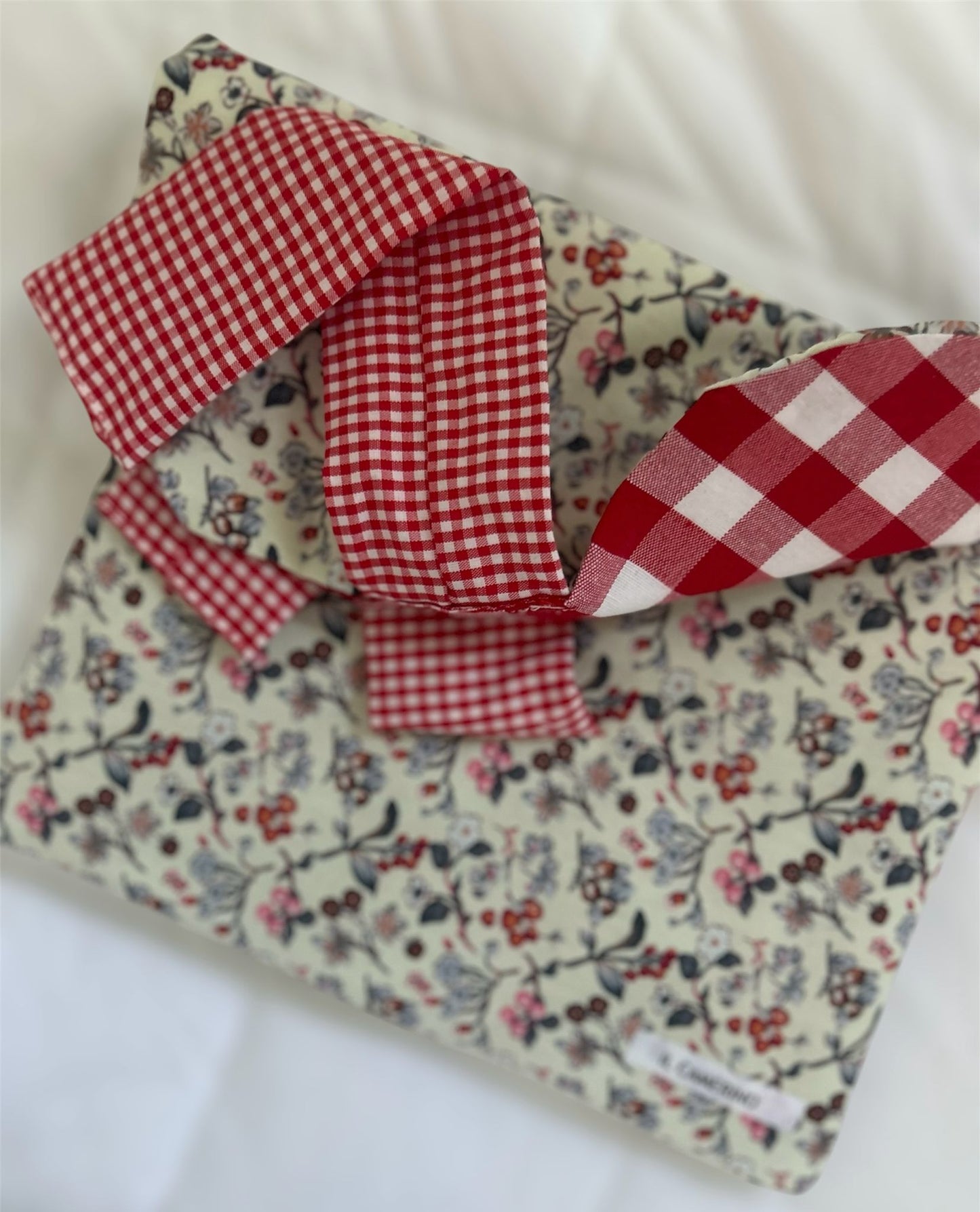FUNDA TABLET, LIBROS. CUADRO Y FLORES