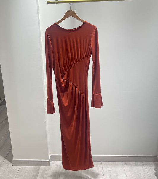 VESTIDO COLOR TEJA PUÑOS VOLANTE