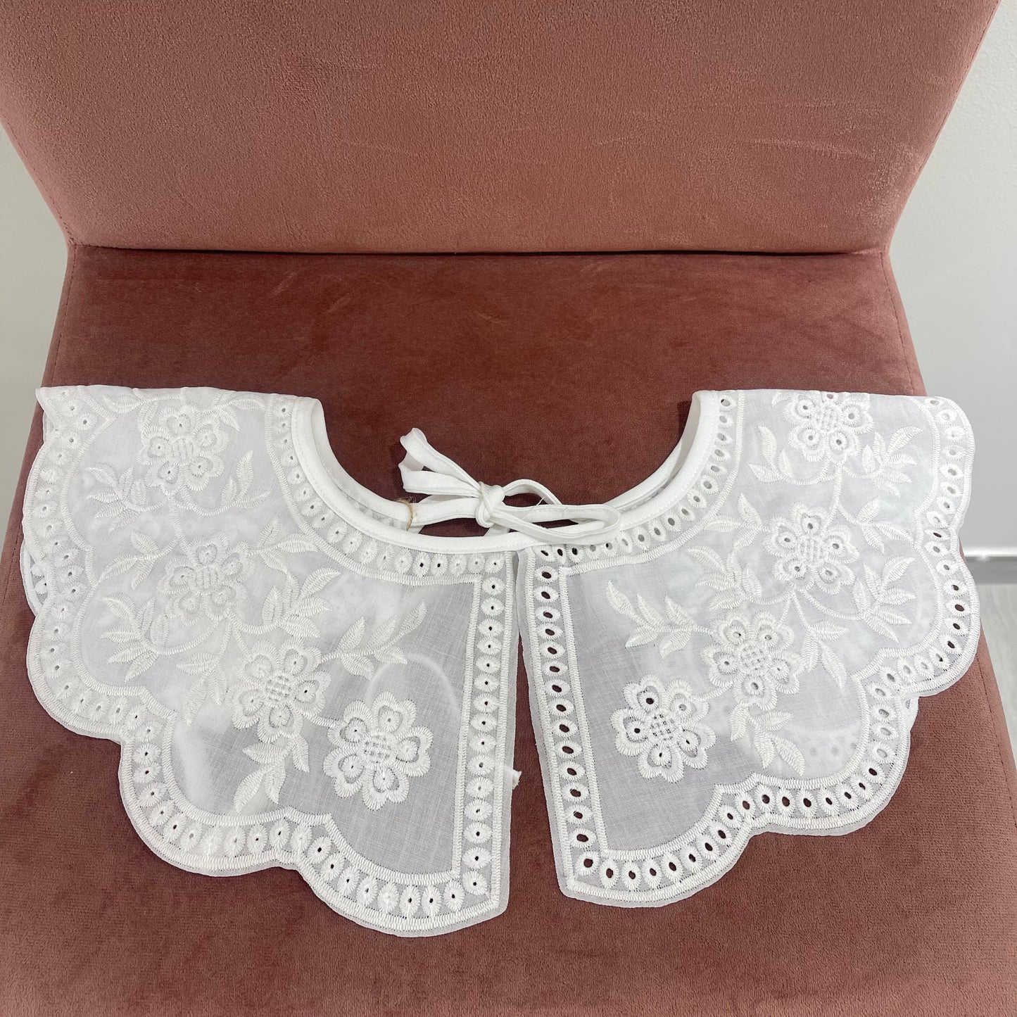 CUELLO BLANCO CON LAZADA