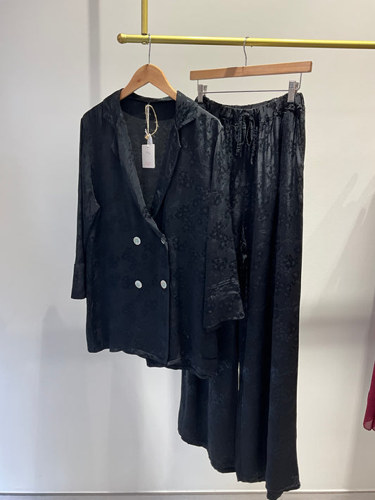 TRAJE SATINADO NEGRO ESTAMPADO FLORES