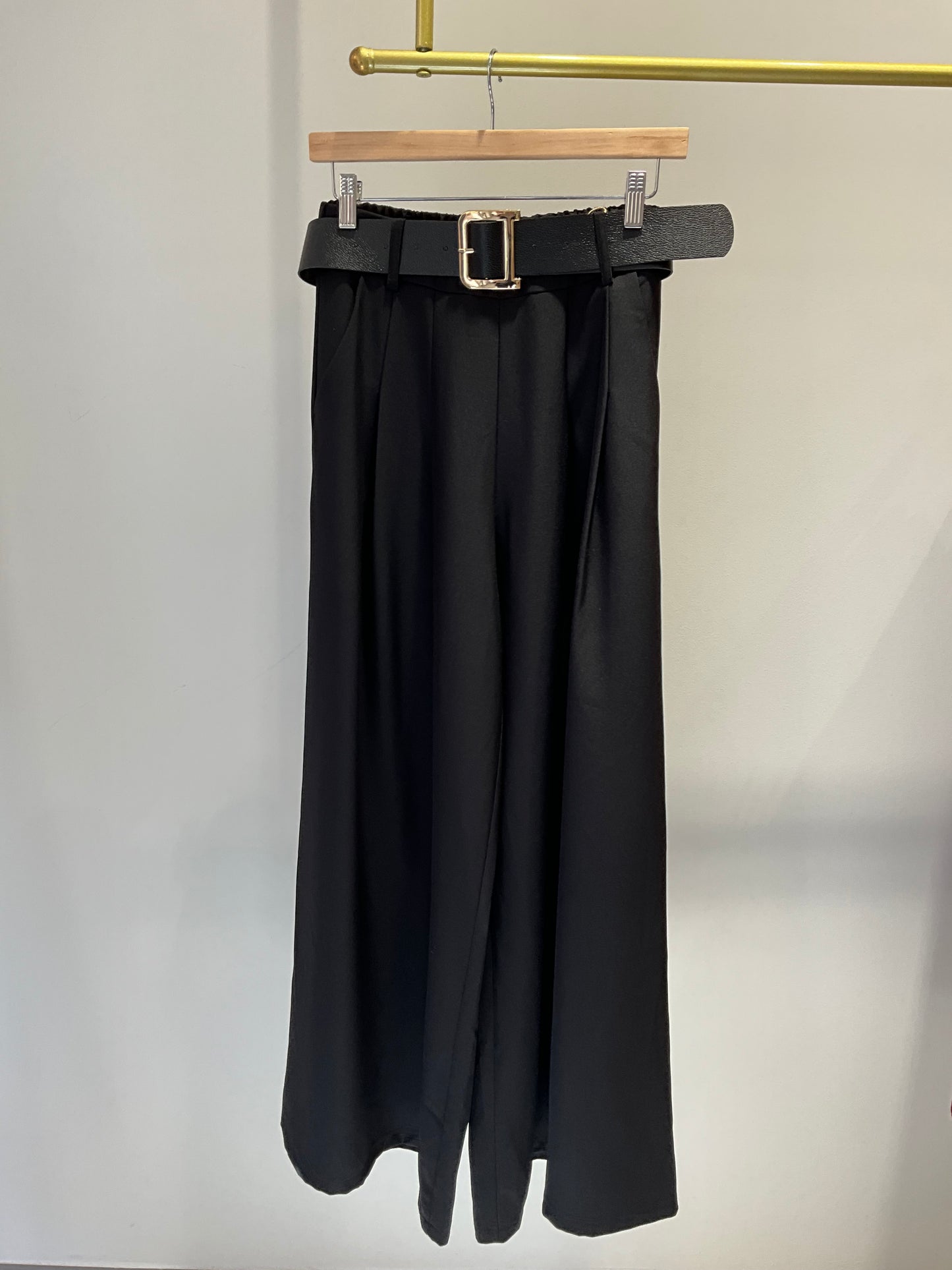 PANTALÓN FLUIDO NEGRO CON CINTURÓN