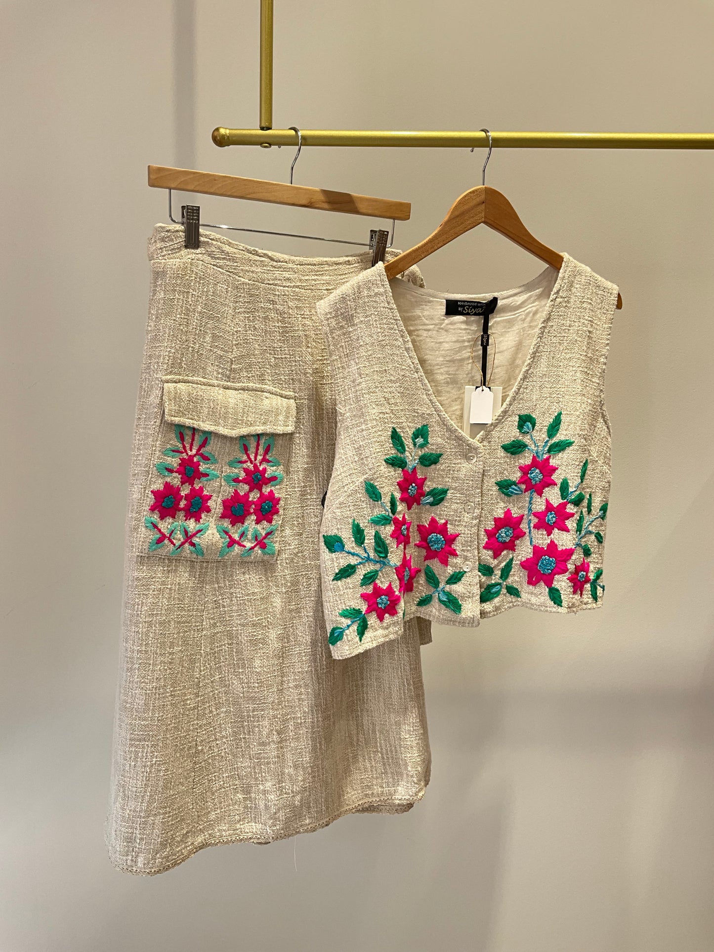 CONJUNTO HILO DORADO FLORES BORDADAS