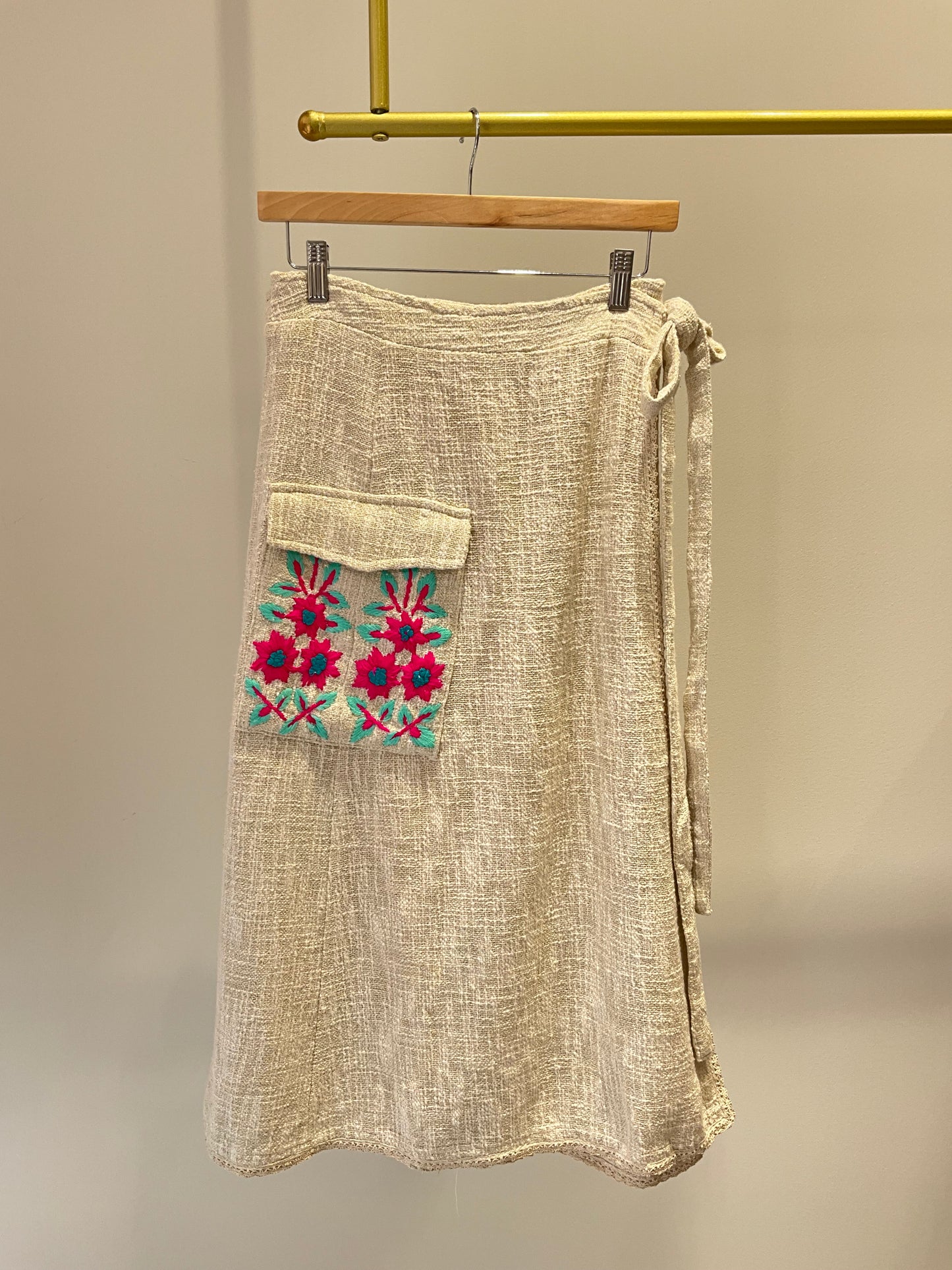 CONJUNTO HILO DORADO FLORES BORDADAS