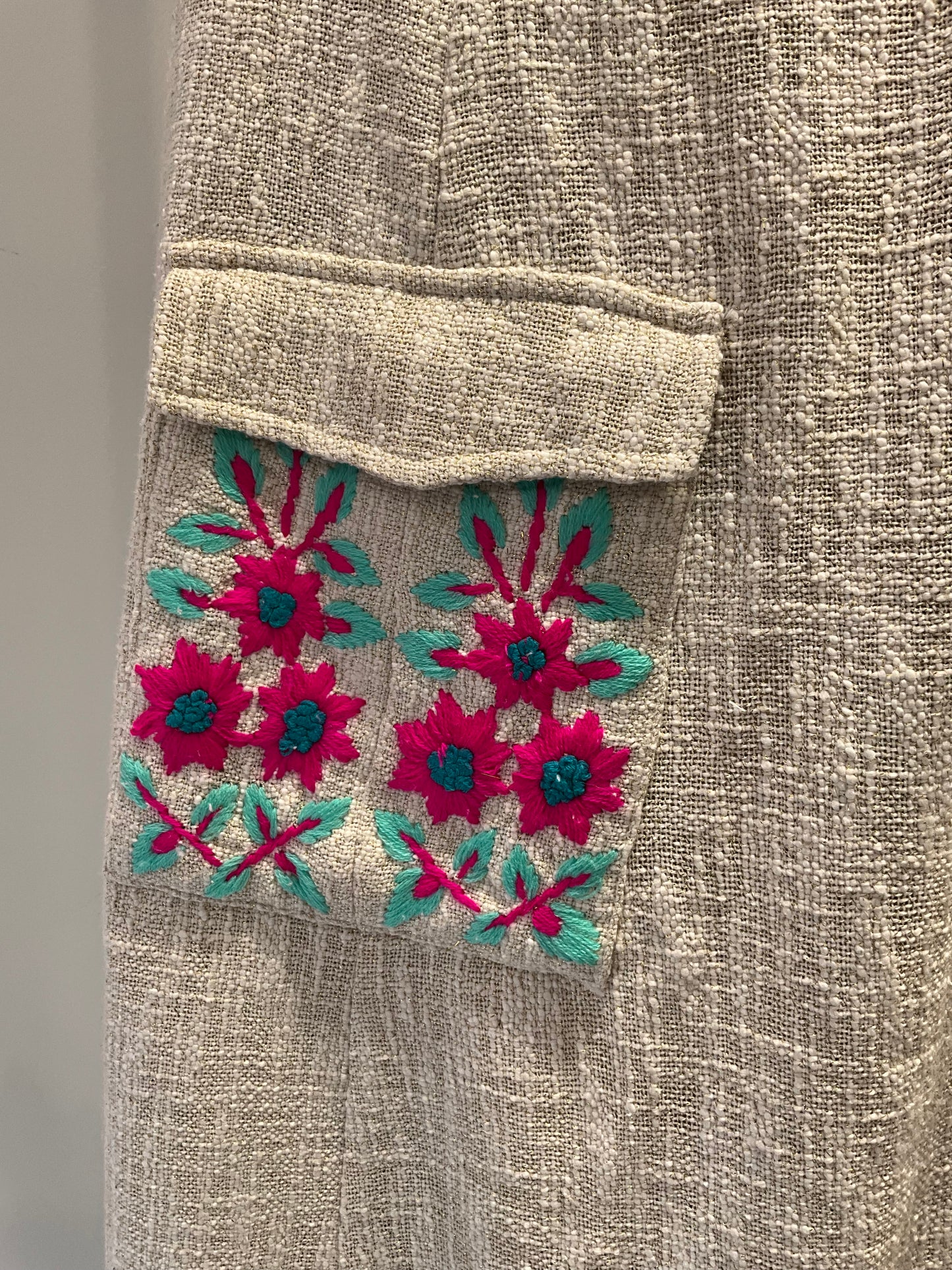 CONJUNTO HILO DORADO FLORES BORDADAS